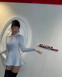 Berkolaborasi dengan Brand Dessert, 8 Potret Cantiknya Jennie BLACKPINK Bergaya Retro - Disebut Mirip Audrey Hepburn