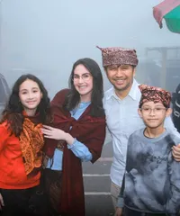 Bermakeup dan Rambut Lurus, Ini 8 Potret Lakeisha Anak Arumi Bachsin yang Manglingi - Aura ABG Terlihat