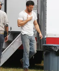 Berpakaian Apa Adanya, Chris Evans Bareng Wanita Cantik Ini