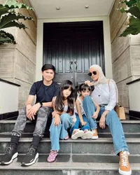 Berparas Cantik dan Rupawan, Intip Potret Kedekatan Ketiga Anak Olla Ramlan yang Tetap Hangat Meski Berbeda Ayah