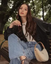 Berpenampilan Trendi dan Elegan, Berikut 10 Potret Alyssa Daguisé Liburan ke Melbourne - Eksis Nonton Konser Taylor Swift!