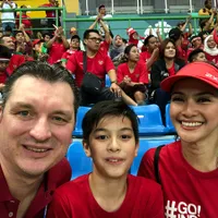 Bersama Keluarga, Maudy Koesnaedi Lihat Timnas Sepak Bola Tanding