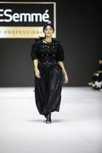 Bersinar Bak Model Profesional, Intip Gaya Amanda Rawless di Pagelaran Jakarta Fashion Week 2025