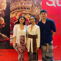 Bertabur Seleb Berbaju Adat Bali, Pementasan Sudamala yang Diproduseri Happy Salma dan Nicholas Saputra yang Foto Bareng Ariel Tatum Curi Perhatian