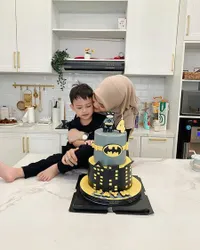 Bertema Batman, 8 Potret Ulang Tahun Zayn Anak Sambung Alvin Faiz - Paras Ganteng Bikin Salfok