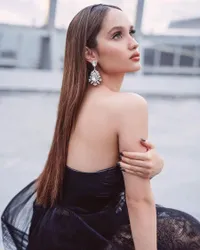Bertema Black Swan, Ini 6 Potret Cinta Laura Tampil Memukau dalam Pemotretan Terbarunya