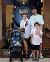 Berupaya Tegar Pasca Kehilangan Rp10 Miliar, Ini 8 Potret Jessica Iskandar Momong Kedua Anaknya Kala Ditinggal Suami Kerja - Asyik Main di Pantai