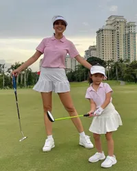 Berusia 3 Tahun, 7 Potret Keseruan Amaira Main Golf Bareng Sang Mama Farah Quinn - Bak Kakak Adik yang menggemaskan