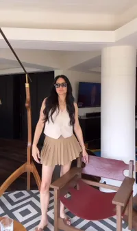 Berusia 57 Tahun dan Punya 4 Cucu, Potret Donna Harun yang Masih Hot Pakai Mini Skirt - Kaki Bak Barbie