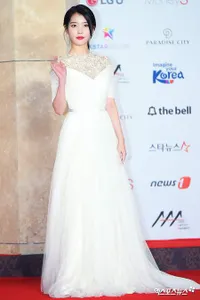Best Dressed: IU Sampai Yoona Glamor di 'Asia Artist Awards 2018'