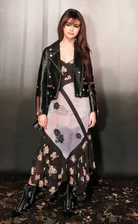 Best Dressed: Selena Gomez - Dakota Johnson Cantik Menawan!