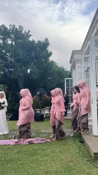Bestie Till Jannah, 8 Potret Geng Mamayu Jadi Pagar Ayu di Acara Gender Reveal Lesti Kejora - Aurel Hermansyah Hingga Margin Wieheerm Pakai Kebaya Seragam