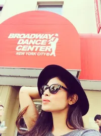 Betah, Mouni Roy Lanjutkan Liburan Mewahnya di Negeri Paman Sam