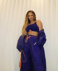 8 Potret Beyonce Berbagi Tampilan Langka Rambut Alaminya Dengan Rutinitas Mencuci Rambut
