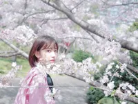 BF: 7 Idola K-Pop Ini Pas Banget Diajak Kencan Di Bawah Pohon Sakura Ala Manga
