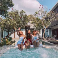 BFF Goals! Potret Liburan Beby Tsabina - Cassandra Lee di Bali