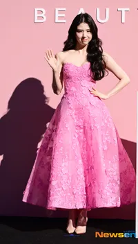 Biasa Tampil Bold dan Edgy, 7 Potret Cantiknya Han So Hee Pakai Gaun Pink - Bikin Khawatir Pamer Bahu di Cuaca Dingin