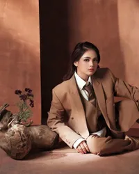 Biasa Tampil Feminin, Putri DA Tampil Maskulin di Pemotretan Terbaru - Bikin Pangling!