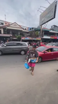 Biasa Tampil Mewah dan Nyentrik, Intip Penampakan Hotman Paris Saat Jadi Penjual Gemblong di Puncak