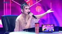 Biasanya Ceria, Potret Ayu Ting Ting Banjir Air Mata Saat Nyanyi 'Bunga Pengantin' - Netizen Ikutan Nyesek