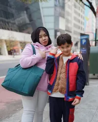 Biasanya Cool, 10 Potret Rafathar Difoto Ala Jamet Pakai Kacamata dan Kalung Rantai Emas - Koleksi Medali di Kamar Bikin Salfok