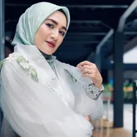 Biduan Dangdut Beken 90-an, 10 Potret Terbaru Nini Carlina yang Jadi Istri Dokter Spesialis Penyakit Dalam
