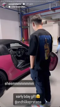 Bikin Andhika Pratama Sumringah, 10 Potret Ussy Sulistiawaty Beri Hadiah Mewah Untuk Suami - Mobil Porsche Seharga 4 Miliar