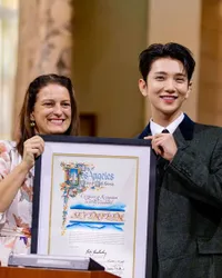 Bikin Bangga! Momen Joshua SEVENTEEN Berikan Pidato Mewakili SEVENTEEN dan Menerima Penghargaan di Balai Dewan Kota Los Angeles
