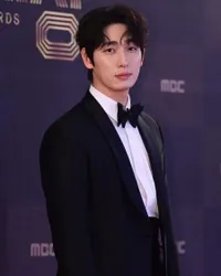 Bikin Fans Ikut Bahagia, 10 Potret Ganteng Yoon Park yang Bakal Nikahi Pacar Modelnya Musim Gugur Mendatang