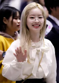 Bikin Fans Khawatir, 15 Potret Idol K-Pop dengan Penglihatan Buruk - Ada yang Sudah Pakai Kacamata Tebal dari SD