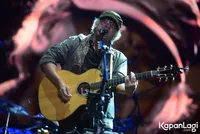 Bikin Gagal Fokus, Iwan Fals Ajak Dua 'Bidadari' Cantik di Konser