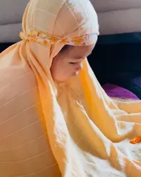 Bikin Gemas, Ini 8 Potret Lucunya Baby Yaya Anak Farah Quinn Belajar Salat