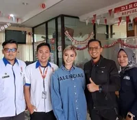 Bikin Heboh Dunia Maya, 8 Potret Agnez Mo Urus KTP Elektronik - Outfit Kena Nyinyir Netizen