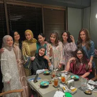 Bikin Heboh Geng Artis Cantik, Potret Detik-detik Wulan Guritno Kenalkan Sabda Ahessa Saat Buka Puasa Bareng