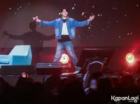 Bikin Iri, 8 Potret Kim Mingue Dipakaikan Batik Hingga Mengikat Rambut Fans - Ada Vicky Shu Foto Bareng
