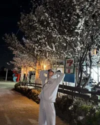 Bikin Jatuh Cinta Berkali-Kali, Joshua SEVENTEEN Unggah Foto Bak Pacar  Sambil Menikmati Bunga Sakura 