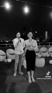 Bikin Kaget Sekaligus Bahagia, 8 Potret Momen Rendi Jhon Melamar Sang Kekasih Glenca Chysara