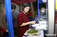 Bikin Kagum, 15 Potret Melati Sesilia Mantan Personel JKT 48 Banting Setir Jualan Nasi Bakar di Pinggir Jalan - Mengaku Keinginan Sendiri