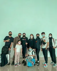 Bikin Netizen Heboh karena Diduga Santap Pizza Non Halal, Ini 8 Potret Ashanty Liburan ke Amerika Serikat - Sudah Seminggu Kehilangan Koper di Pesawat