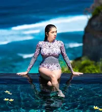 Bikin Pikiran Kaum Adam Traveling, 9 Potret Angel Karamoy yang Hot Mom Abis di Usia 34 Tahun - Netizen Auto Nge-zoom