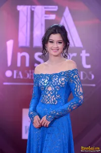 Bikin Resah, Cantiknya Kimberly Ryder Bergaun Dada-Perut Terbuka