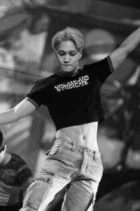 Bikin Salah Fokus! 8 Idol K-Pop Cowok Yang Pamer Abs Dengan Pakaian Crop Top-nya, Ada Bang Chan Stray Kids dan Jungkook BTS