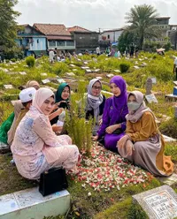 Bikin Terenyuh, Ini Momen Haru Lucinta Luna Ziarah ke Makam Kedua Orangtuanya - Penampilannya Sukses Membuat Netizen Pangling