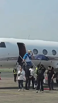 Bintang Top Dunia, Potret Jackie Chan Menolak Sopan Saat Dipayungi Sekuriti di Bandara Indonesia