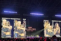 BLACKPINK Konser di Singapura, Rose Makan Nasi Ayam di Panggung