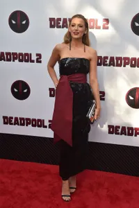 Blake Lively Contek Kostum Deadpool Untuk Premier 'DEADPOOL 2'