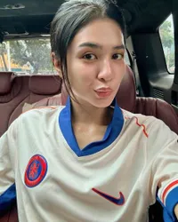 Blues Pride! Potret Mikha Tambayong Makin Cantik Kenakan Jersey Chelsea