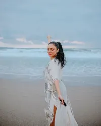 Body Goal Banget! 8 Potret Tata Cahyani Mantan Istri Tommy Soeharto yang Awet Muda di Usia 47 - Miliki Pipi Tirus dan Wajah Bebas Keriput