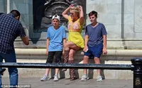 Britney Spears Ajak Kedua Anaknya Liburan ke Istana Buckingham