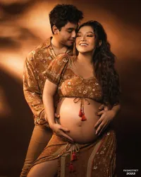 BTS Maternity Shoot Siti Badriah, Krisjiana Ikut Pose Hot - Cium Perut Istri dengan Mesra